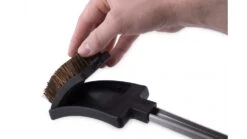 Broil King Baron Palmyra Grill Brush - 64038 -Barbecue Store BK 64038 Action 01 1000x563 1