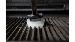 Broil King Ice Grill Brush - 65679 -Barbecue Store BK 65679 lifestyle 01 1000x563 1